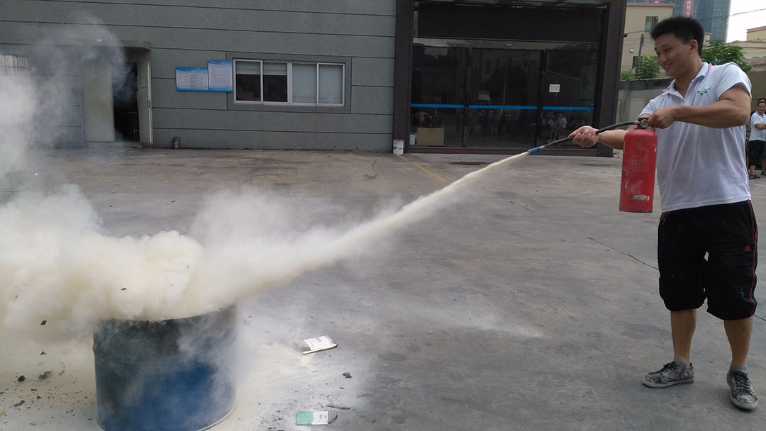 水性工业漆员工使用灭火器