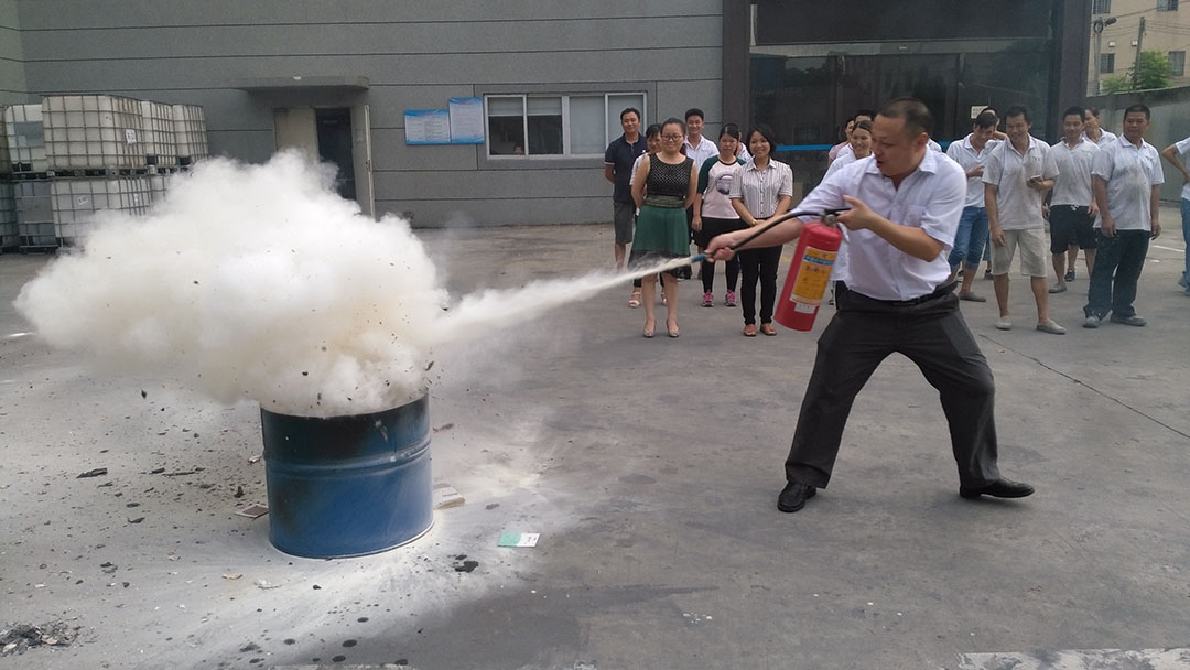 粤马水性防锈漆员工使用灭火器