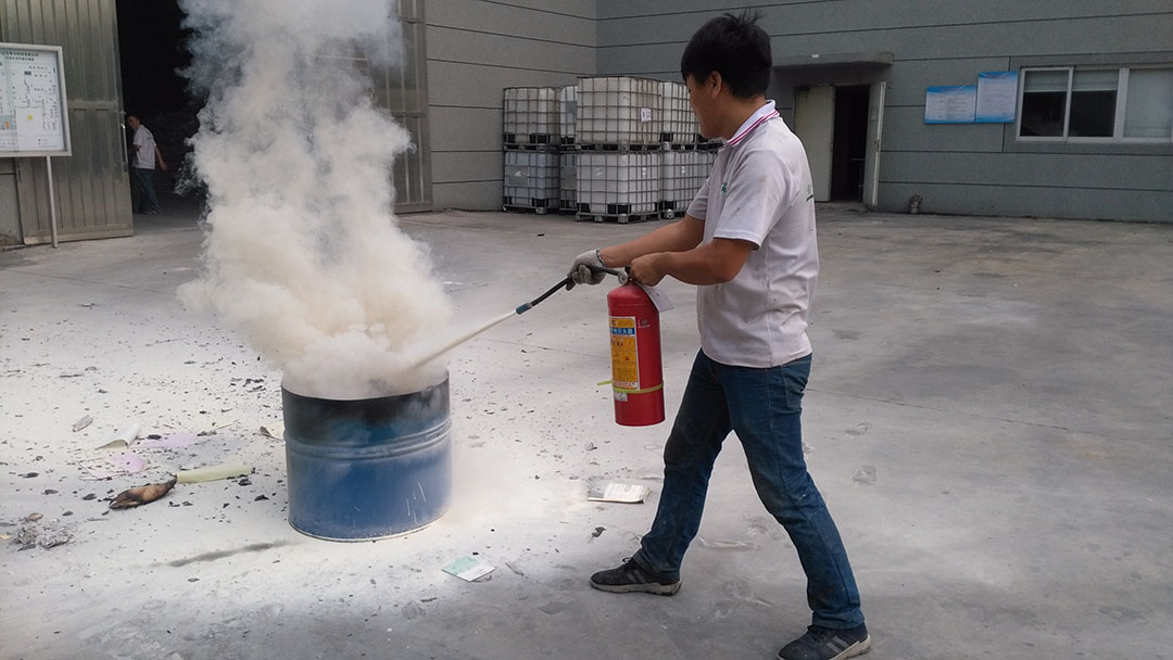 粤马涂料员工使用灭火器