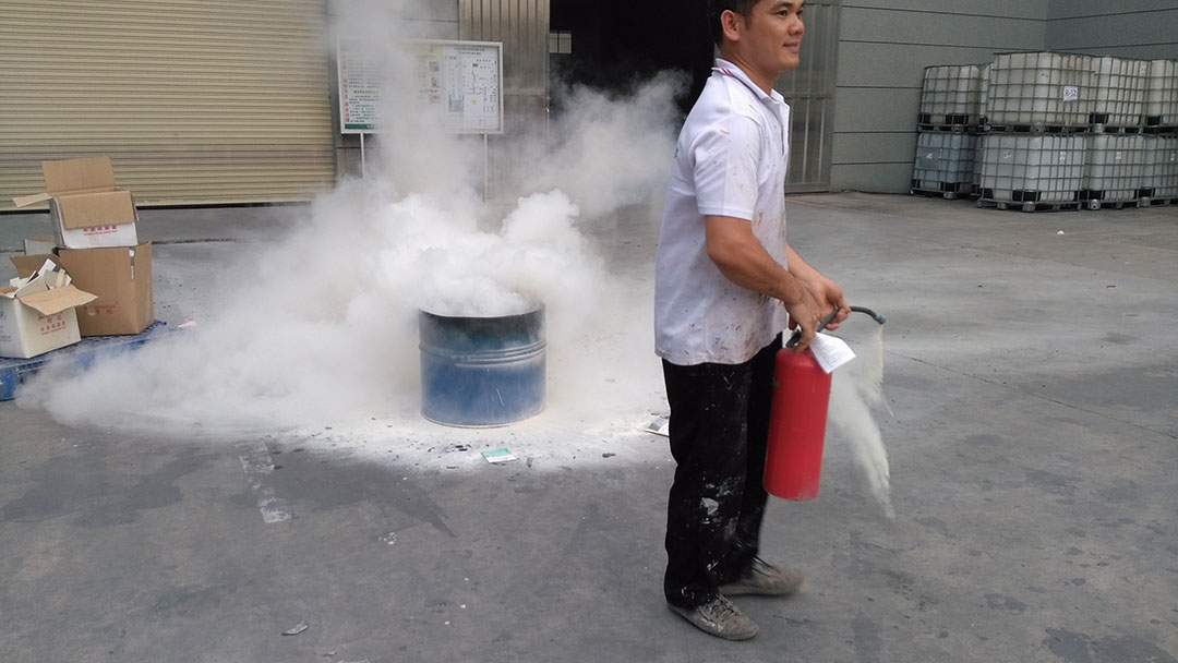 水性工业漆员工使用灭火器