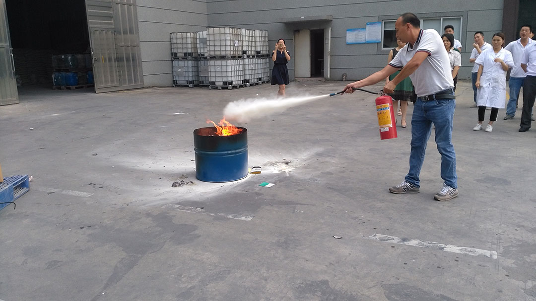 粤马水性防锈漆员工使用灭火器
