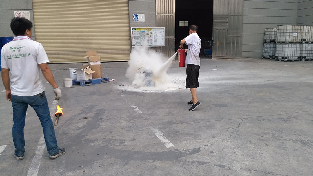 水性木器漆员工使用灭火器
