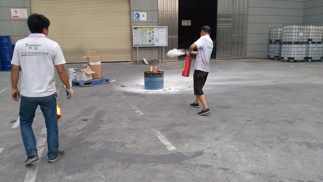 水性木器漆员工使用灭火器
