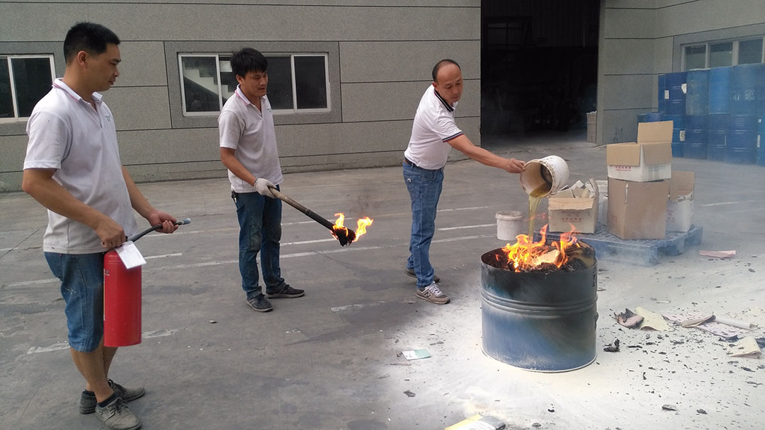 粤马涂料员工使用灭火器